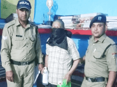 Accused arrested with 05 liters of raw liquor