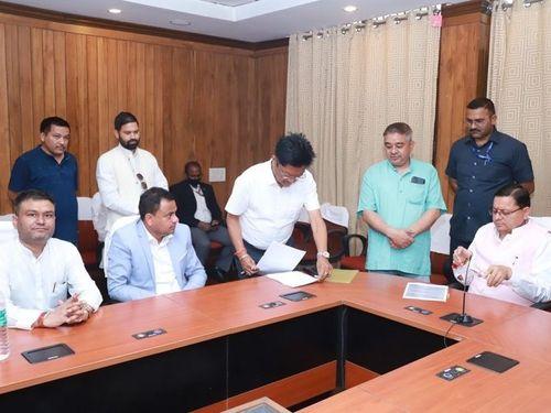 Overseas people of Uttarakhand met CM Dhami at Uttarakhand Sadan in New Delhi