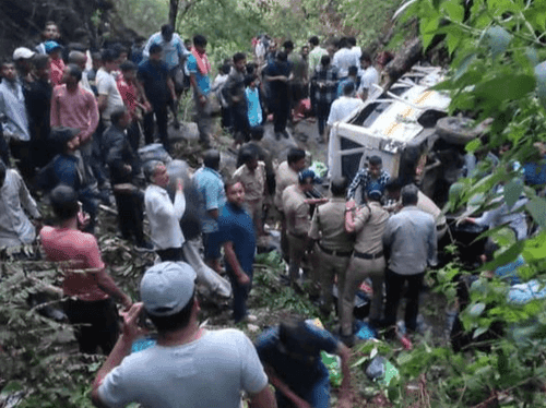 Vehicle fell into the ditch, many injured