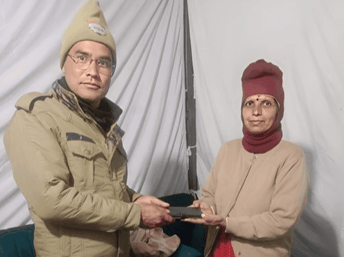 Police personnel handed over the lost phone to its owner