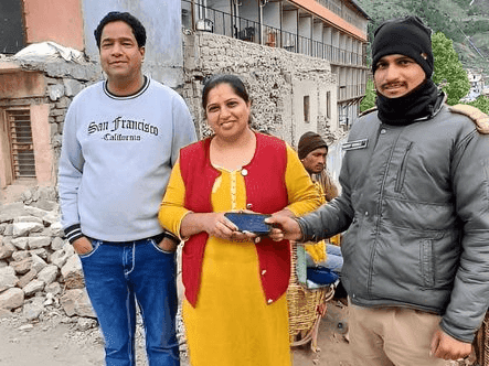 Police personnel found the lost phones and handed them over to their owners