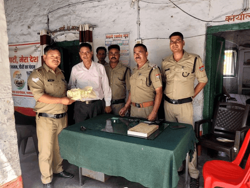 Nainital Police handed over a bag full of money and jewellery to its owner