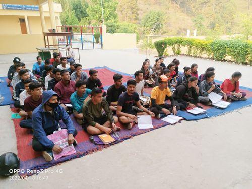 In Police Line Bageshwar, youths are being prepared for upcoming police recruitment, preparation for written exam