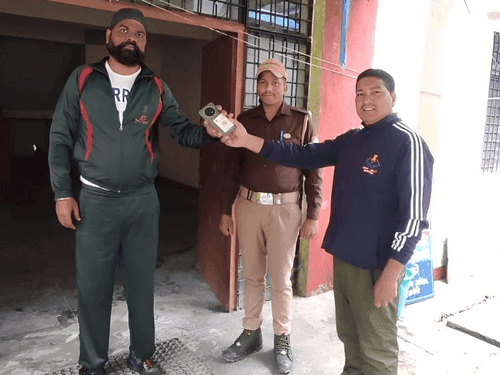 Chamoli Police handed over the lost phone to its owner