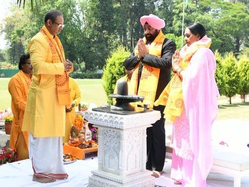 In the presence of the Governor, the Shivling, which appeared from the Narmada river, was consecrated.