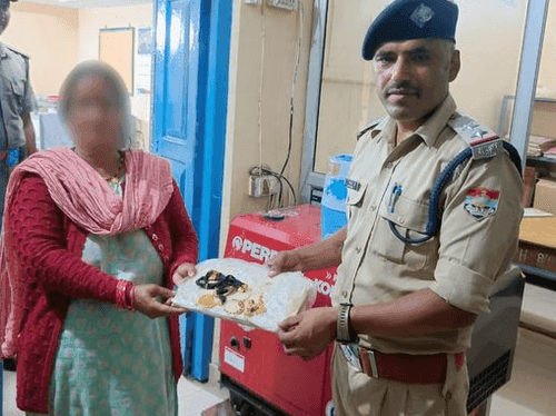 Pithoragarh Police handed over the lost jewelry to the woman