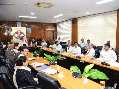 CM Dhami gave instructions to the officials regarding the construction of Military Dham