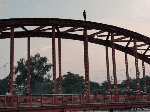 Kanwariya climbed on Ganga Bridge, rescued by police