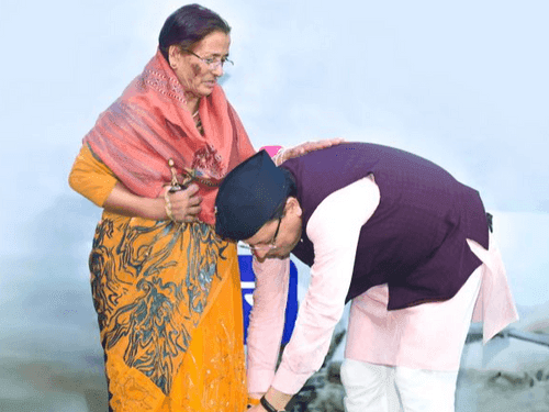 CM Dhami paid tribute to the martyrs at the Martyrs Memorial
