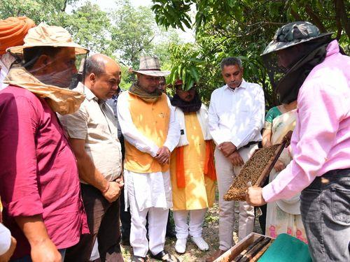 CM Dhami observed the honey extraction program organized at Chief Minister's residence