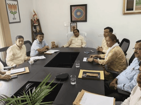 Education Minister Dr. Rawat held a meeting of the School Education Department