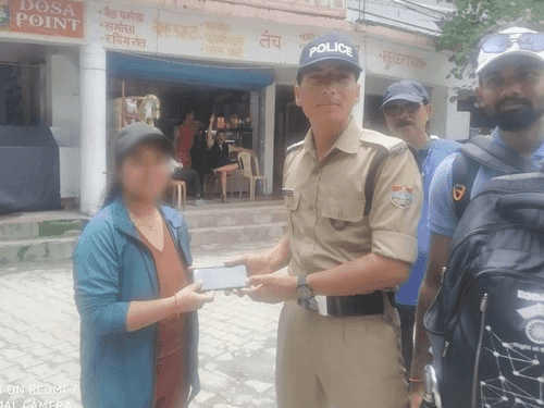 Chamoli Police handed over the lost phone to its owner