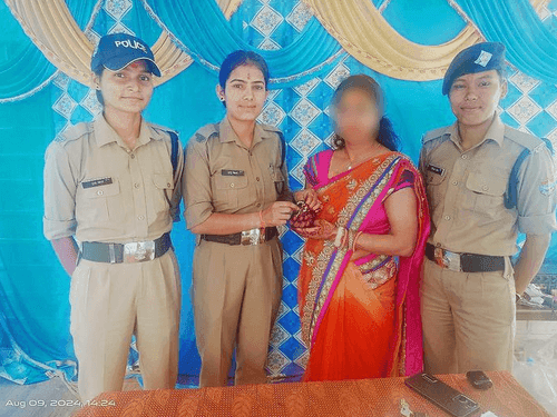 Uttarakhand Police handed over the lost gold nose ring to its owner