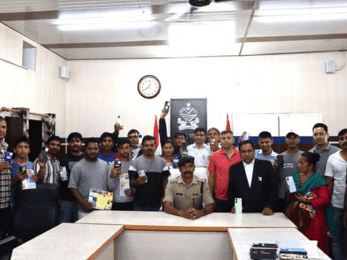 Chamoli Police handed over 60 mobile phones to their owners