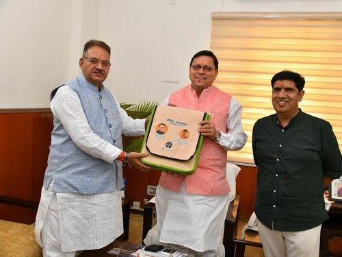 CM Dhami and Farmers Welfare Minister unveil organic product kit