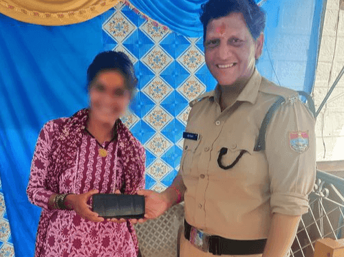 Almora Police handed over the lost phone of a devotee woman to her