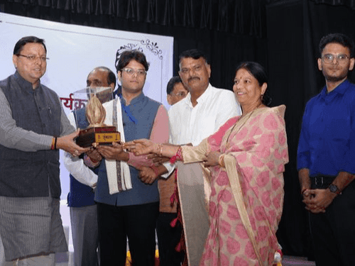 CM Dhami honored 22 participants and their parents