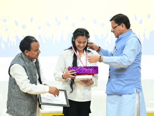 CM Dhami participated in the 'Meritorious Student Honor' program
