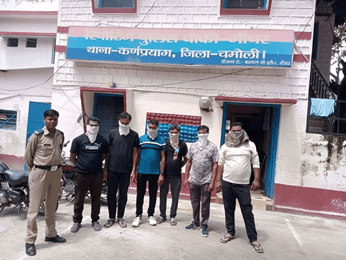 Chamoli Police taught a lesson to those waving liquor bottles