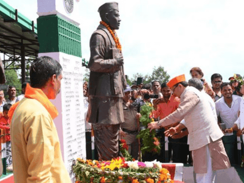 CM Dhami paid tribute to the martyrs by offering floral wreath