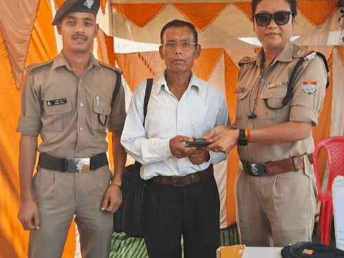 Almora Police handed over the lost purse to its owner