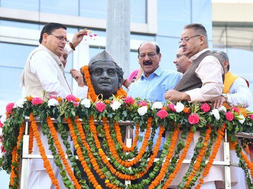 CM Dhami today Wreathed the statue of Hemvati Nandan Bahuguna in Dehradun on the occasion of his birth anniversary.