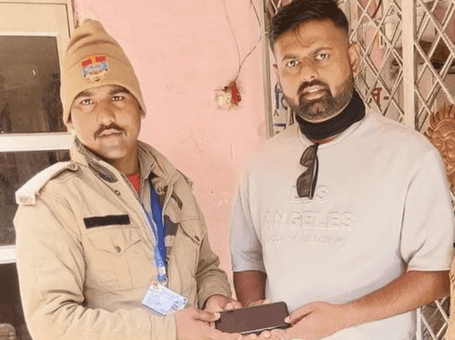 The policeman handed over the lost phone to its owner