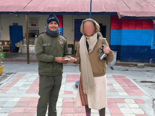 Chamoli Police handed over the lost phone to its owner