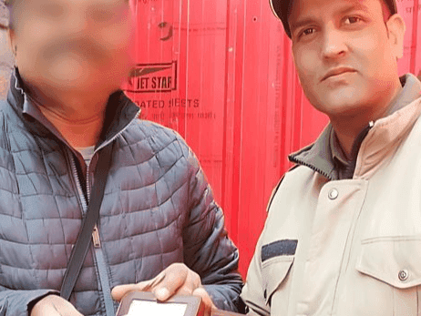 Chamoli Police handed over the lost purse to its owner