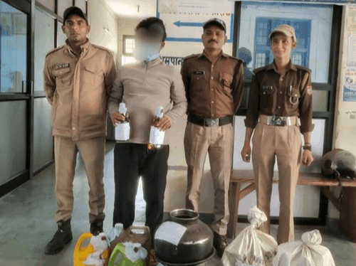 01 accused arrested with 21 bottles of illegal English liquor