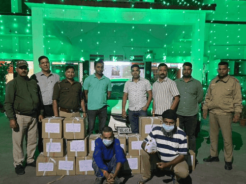 02 smugglers arrested with 19 boxes of fake liquor