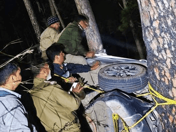 Car fell into a ditch, rescued by Almora Police