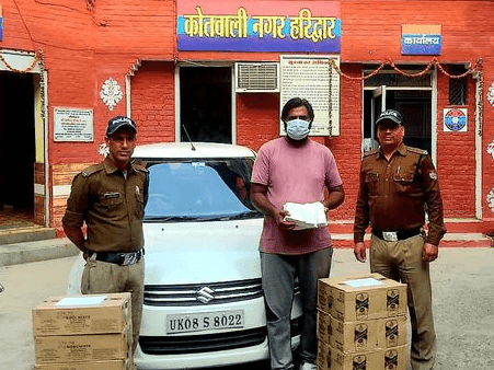 Haridwar Police arrested a smuggler while transporting 10 boxes of illegal liquor