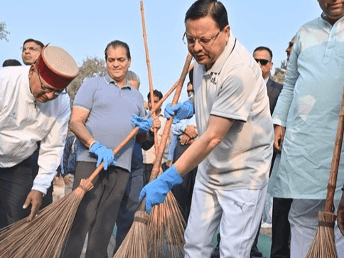 CM Dhami gave the message of cleanliness by sweeping