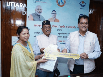 Cabinet Minister Premchand Aggarwal handed over ownership forms and house keys to the beneficiaries