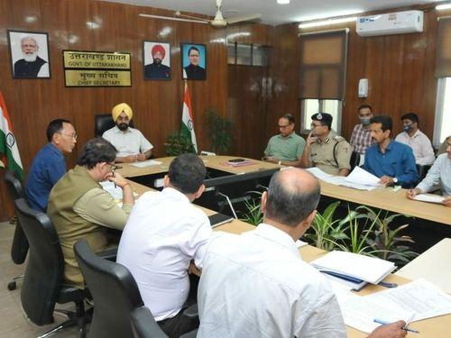 Chief Secretary Dr. S.S. Sandhu took a meeting of the officials of the concerned departments regarding road safety