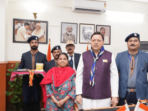CM Dhami was decorated with flag stickers in the secretariat