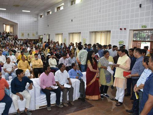 People who came in large numbers from all over the state met CM Dhami