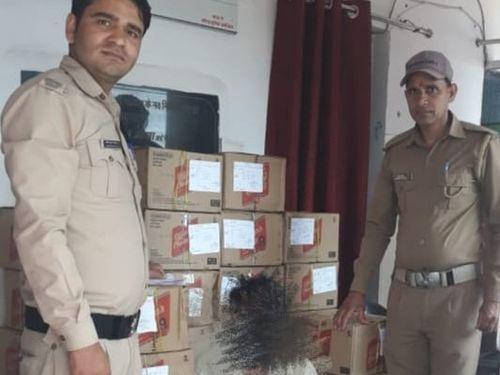01 accused arrested with 35 boxes of illegal English liquor