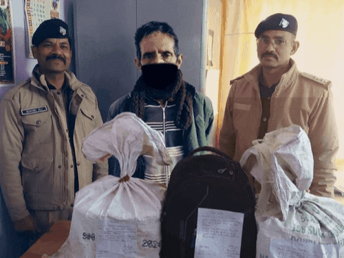 Nainital Police arrested a person with 03 boxes of illegal liquor