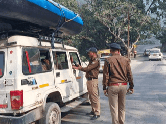 Strict action taken by Pauri Police against those violating traffic rules