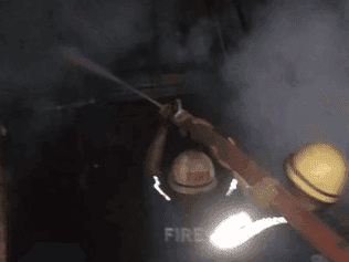 Fire broke out in a cosmetic shop, fire service brought the fire under control