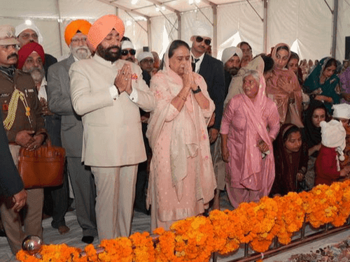 Governor Gurmit Singh paid obeisance at the gurdwara