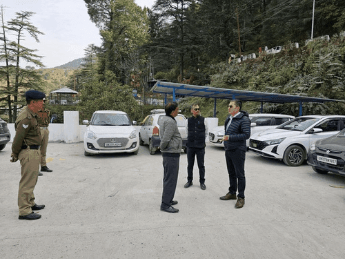 DM Uttarkashi inspected the newly constructed parking lot in Barkot