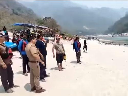 Image for Tehri Police warned the public by marking the danger zones in the Ganges river