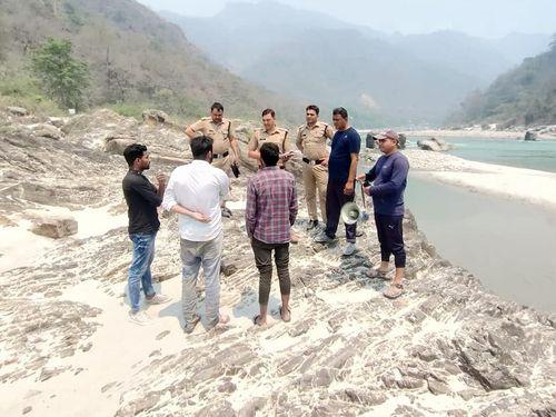 Image for Police took action against those who bathe in the danger zones in the Ganges river