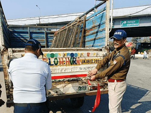 Haridwar Police installed reflector tape on vehicles to prevent road accidents