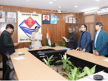 Chief Secretary administered the oath of office and secrecy to Shri Madan Lal Prasad