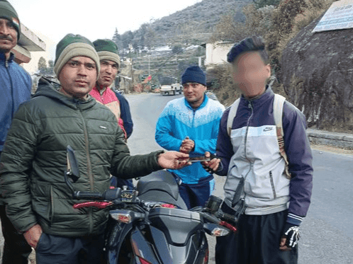 The policeman handed over the lost phone to its owner