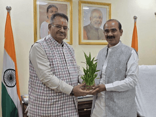 Cabinet Minister Ganesh Joshi made a courtesy visit to Union Minister Ajay Tamta